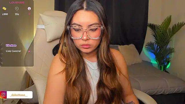 dakottaa  online show from March 11, 12:05 am