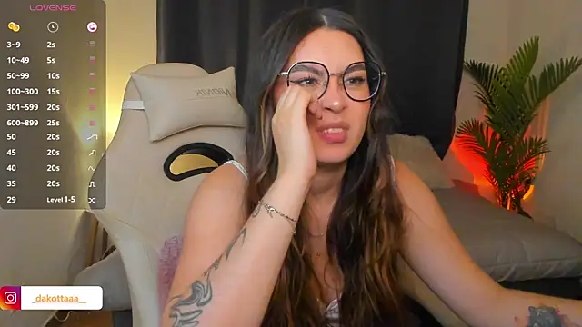 dakottaa  online show from April 7, 11:37 pm