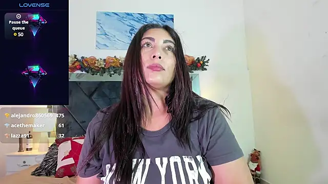 Snapshot of Lauralove_69 chatting on December 12, 1:53 am Lauralove 69 online show from December 12, 1:53 am