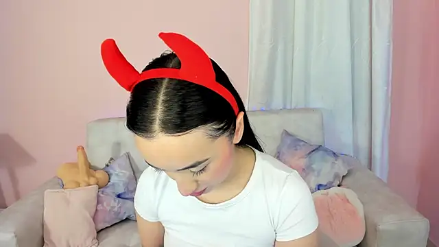 Snapshot of tinysara chatting on March 21, 4:29 pm tinysara online show from March 21, 4:29 pm