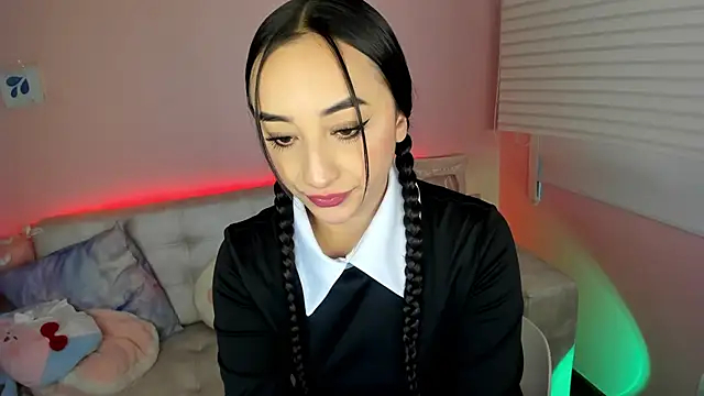 tinysara online show from November 17, 4:35 pm