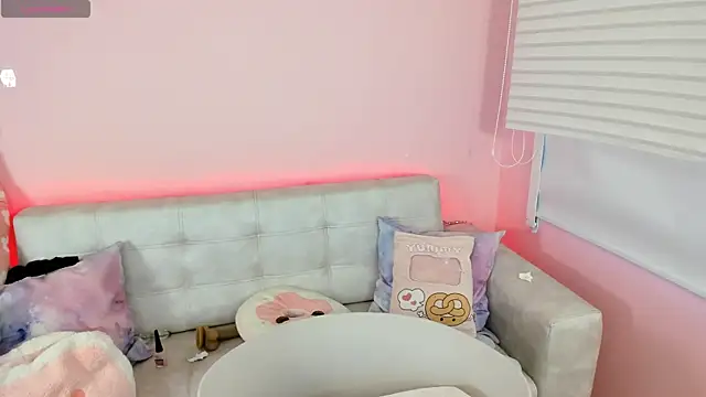 tinysara online show from June 29, 4:29 pm