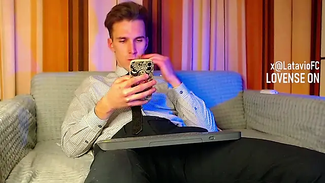 Snapshot of Midnighter_ chatting on November 14, 3:22 pm Midnighter online show from November 14, 3:22 pm