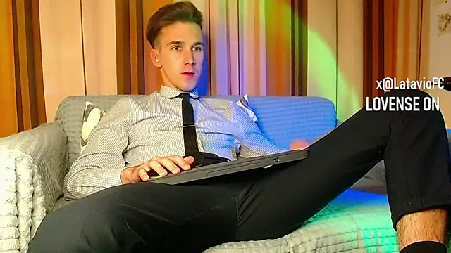 Snapshot of Midnighter_ chatting on November 20, 5:01 pm Midnighter online show from November 20, 5:01 pm