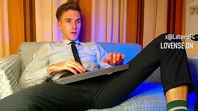 Snapshot of Midnighter_ chatting on November 22, 12:53 am Midnighter online show from November 22, 12:53 am