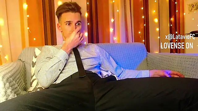 Snapshot of Midnighter_ chatting on December 14, 5:29 pm Midnighter online show from December 14, 5:29 pm