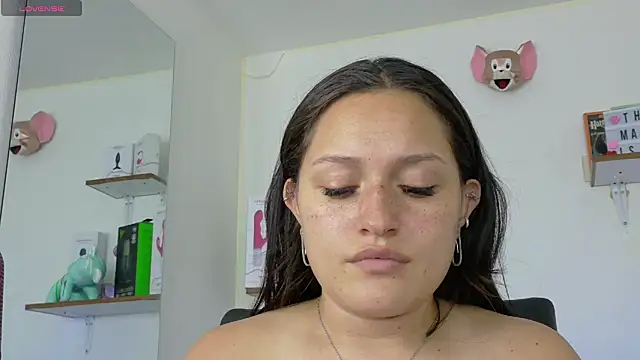 Snapshot of megan_doll2 chatting on January 21, 12:46 am megan doll2 online show from January 21, 12:46 am