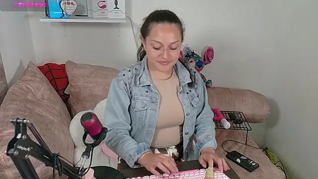 Snapshot of megan_doll2 chatting on September 14, 9:47 pm megan doll2 online show from September 14, 9:47 pm