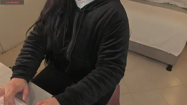 Snapshot of scarlet_miller1 chatting on October 22, 11:43 am scarlet miller1 online show from October 22, 11:43 am