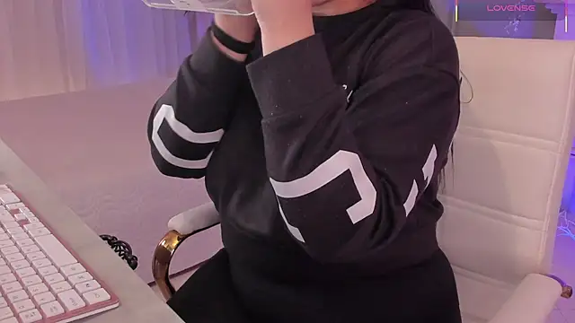 Snapshot of scarlet_miller1 chatting on November 7, 12:16 pm scarlet miller1 online show from November 7, 12:16 pm