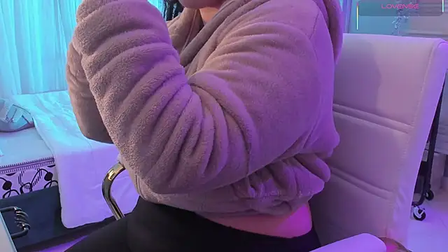 Snapshot of scarlet_miller1 chatting on November 10, 12:26 pm scarlet miller1 online show from November 10, 12:26 pm