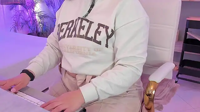 Snapshot of scarlet_miller1 chatting on November 11, 12:38 pm scarlet miller1 online show from November 11, 12:38 pm