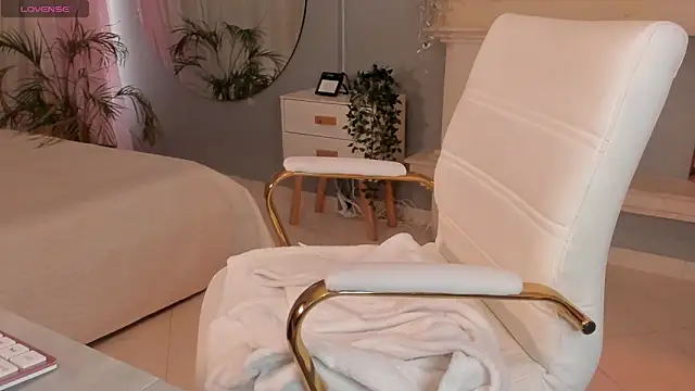 Snapshot of scarlet_miller1 chatting on November 21, 12:04 pm scarlet miller1 online show from November 21, 12:04 pm