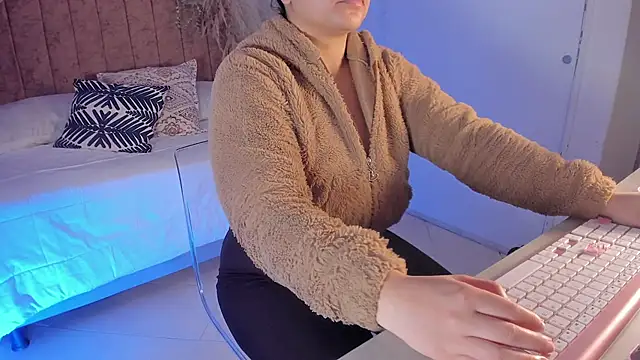 Snapshot of scarlet_miller1 chatting on December 4, 12:58 pm scarlet miller1 online show from December 4, 12:58 pm