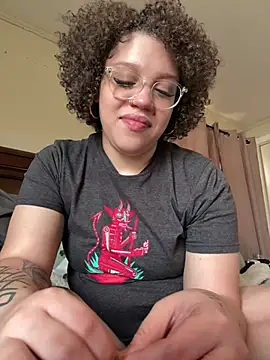 QueenNuttCollector online show from March 4, 5:19 pm