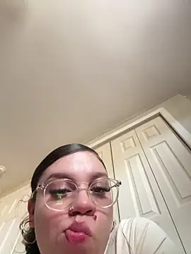 QueenNuttCollector online show from March 22, 6:22 pm