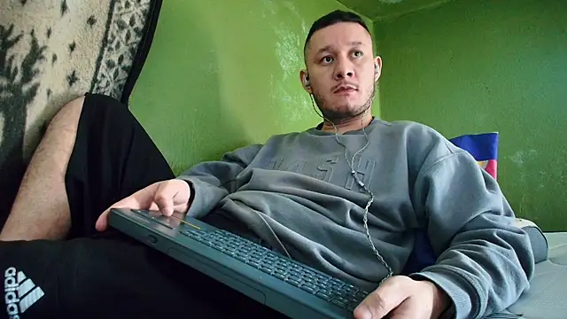 Snapshot of sweet_cock28 chatting on December 19, 4:24 pm sweet cock28 online show from December 19, 4:24 pm