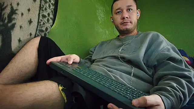Snapshot of sweet_cock28 chatting on February 18, 3:32 pm sweet cock28 online show from February 18, 3:32 pm