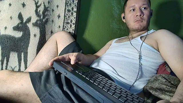 Snapshot of sweet_cock28 chatting on April 18, 3:21 am sweet cock28 online show from April 18, 3:21 am