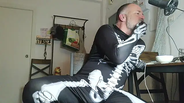 Snapshot of DaddybearVLC chatting on October 31, 9:05 pm DaddybearVLC online show from October 31, 9:05 pm