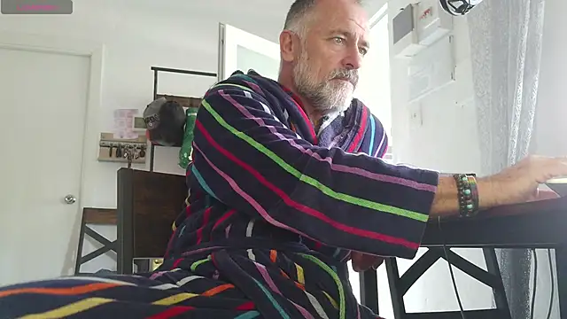 Snapshot of DaddybearVLC chatting on November 1, 12:07 pm DaddybearVLC online show from November 1, 12:07 pm