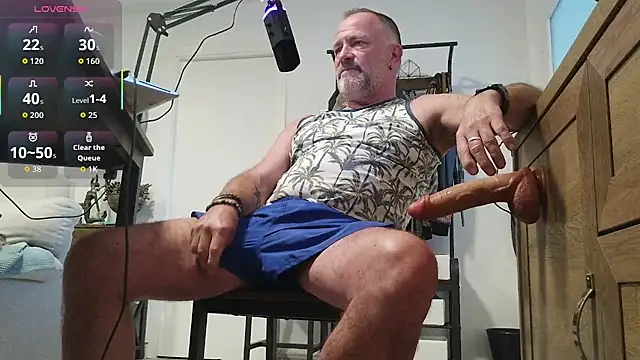 Snapshot of DaddybearVLC chatting on April 1, 6:05 pm DaddybearVLC online show from April 1, 6:05 pm