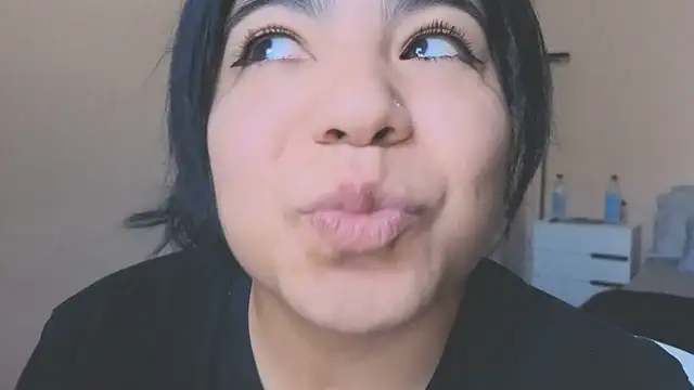 kimmiakiss22 online show from March 20, 7:46 pm