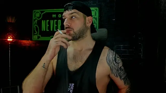 Snapshot of LexXHardy chatting on February 6, 8:29 am LexXHardy online show from February 6, 8:29 am