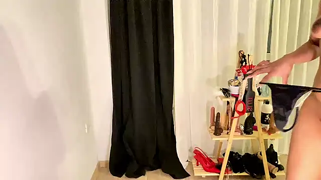 Snapshot of Nisha2708 chatting on December 31, 8:23 pm Nisha2708 online show from December 31, 8:23 pm