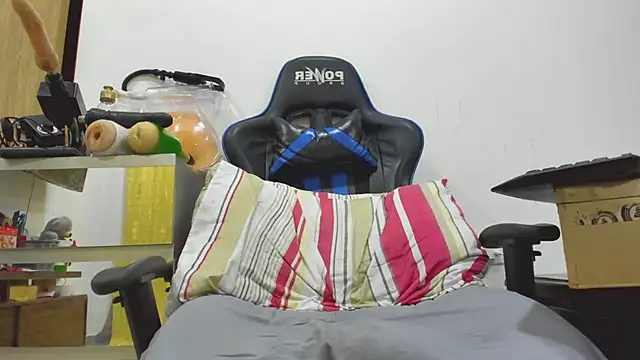 Snapshot of hugeeblackcock chatting on November 8, 7:23 pm hugeeblackcock online show from November 8, 7:23 pm