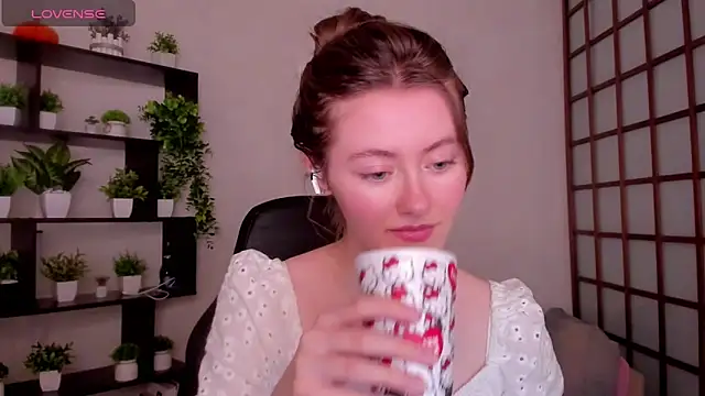 KateCuddle online show from February 18, 2:51 am