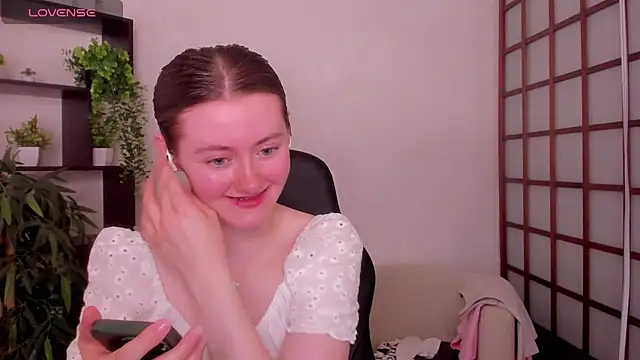 Snapshot of KateCuddle chatting on July 2, 3:23 am KateCuddle online show from July 2, 3:23 am