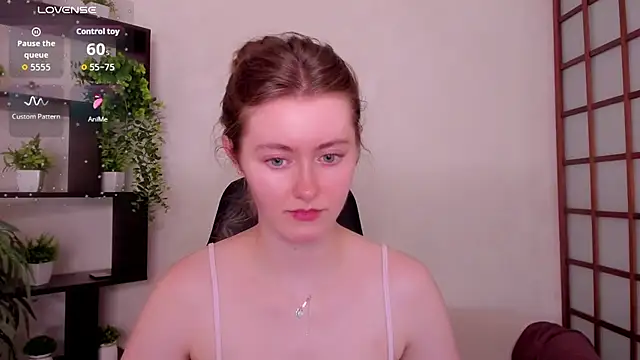 Snapshot of KateCuddle chatting on July 7, 7:34 am KateCuddle online show from July 7, 7:34 am