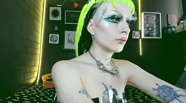 Snapshot of insania_9999_ chatting on December 20, 5:40 pm insania 9999 online show from December 20, 5:40 pm