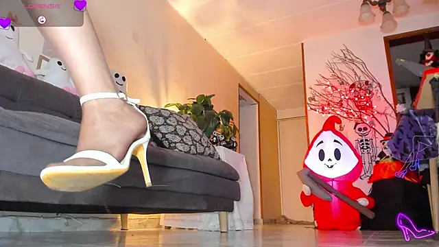 Snapshot of charlize_legs chatting on October 10, 11:15 pm charlize legs online show from October 10, 11:15 pm