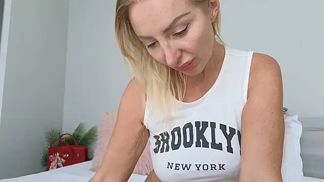 Snapshot of Allys chatting on September 16, 5:41 am Allys online show from September 16, 5:41 am