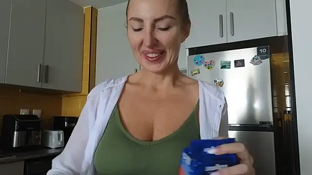 Snapshot of Allys chatting on October 2, 5:14 am Allys online show from October 2, 5:14 am