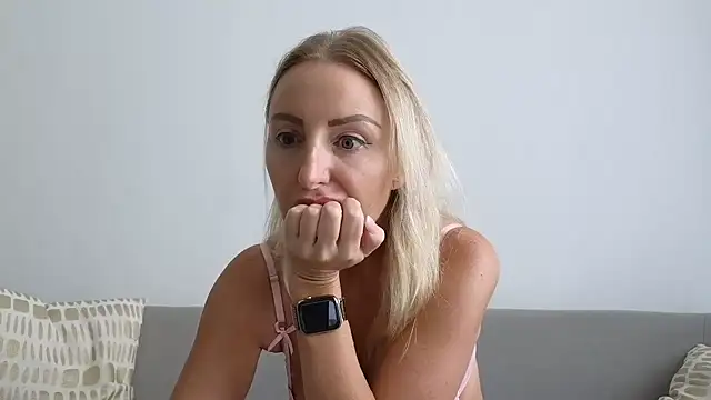 Snapshot of Allys chatting on October 10, 5:06 am Allys online show from October 10, 5:06 am