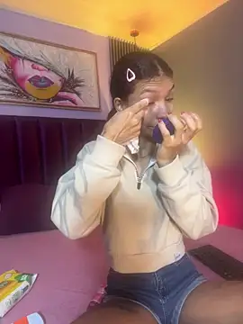 LauraAristizabal online show from March 13, 12:45 pm