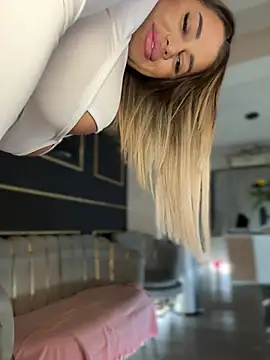 KirstieVegas online show from January 12, 7:31 pm