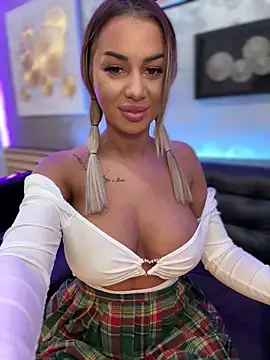 KirstieVegas online show from March 3, 7:06 pm