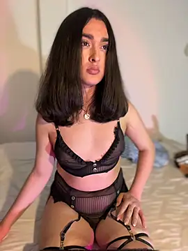 Snapshot of MiahWindsor chatting on December 5, 7:06 am MiahWindsor online show from December 5, 7:06 am