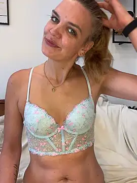 Snapshot of Suesse_Schnitte chatting on July 3, 8:10 am Suesse Schnitte online show from July 3, 8:10 am
