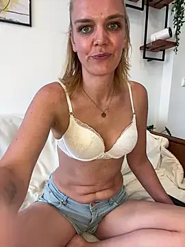 Snapshot of Suesse_Schnitte chatting on July 14, 10:21 am Suesse Schnitte online show from July 14, 10:21 am