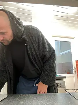 Snapshot of bigguy101 chatting on February 9, 8:22 am bigguy101 online show from February 9, 8:22 am