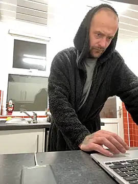 Snapshot of bigguy101 chatting on February 10, 4:41 am bigguy101 online show from February 10, 4:41 am