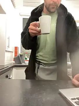 Snapshot of bigguy101 chatting on February 13, 6:52 am bigguy101 online show from February 13, 6:52 am