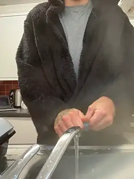 Snapshot of bigguy101 chatting on February 17, 9:03 am bigguy101 online show from February 17, 9:03 am