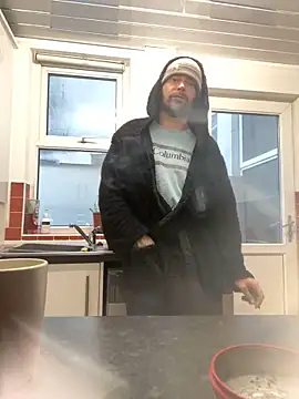 Snapshot of bigguy101 chatting on February 22, 8:07 am bigguy101 online show from February 22, 8:07 am