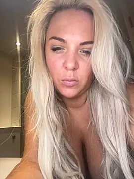 Bustyblondebabe32 online show from October 4, 9:29 am